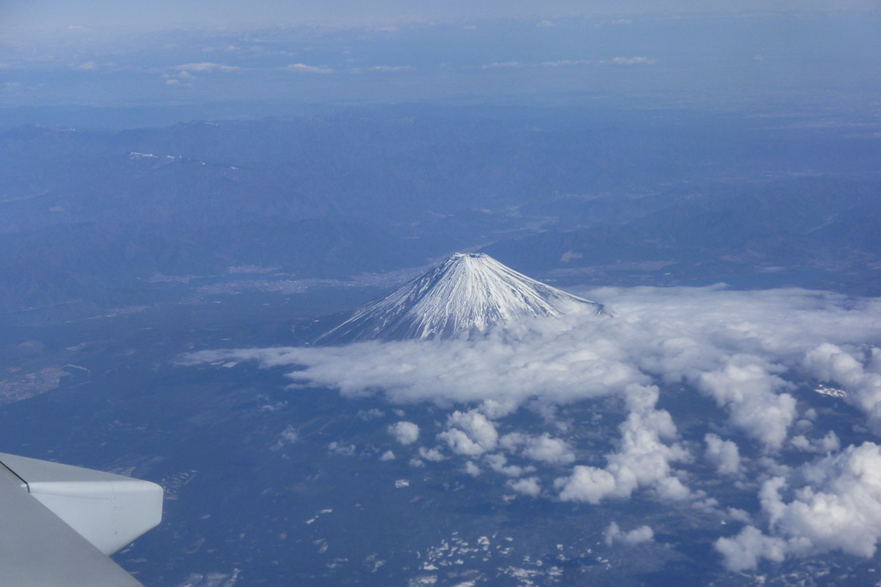 空撮風景壁紙 富士山遠景 四季の山野草