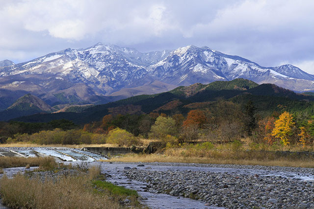 大谷川の紅葉と日光の山