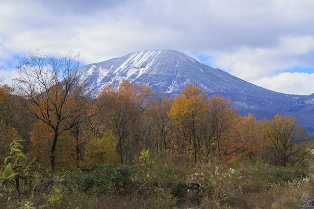 大谷川の紅葉と日光の山