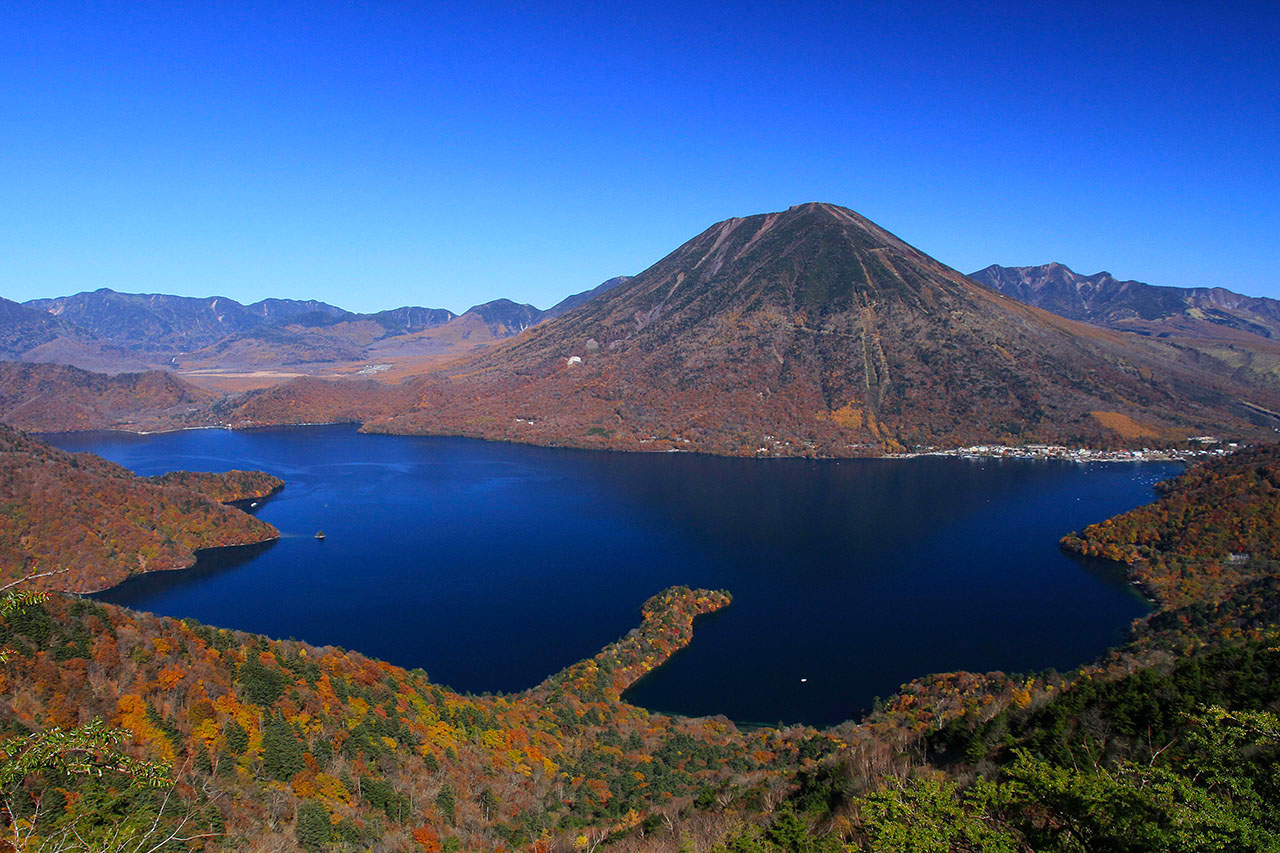 男体山と中禅寺湖全景に紅葉の壁紙
