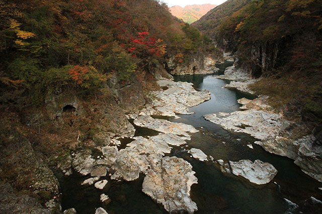 虹見橋から上流側を見た時の龍王峡の紅葉