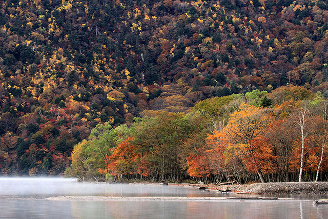 中禅寺湖の千手ヶ浜の紅葉