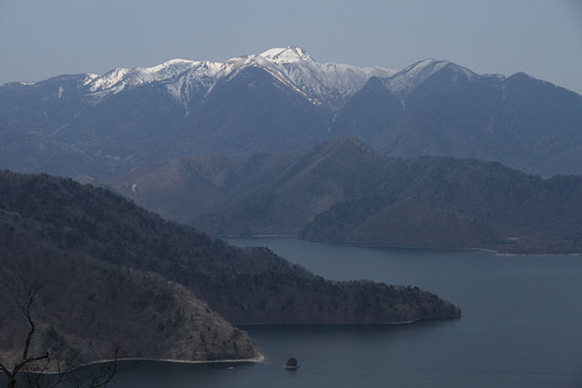 残雪残る白根山