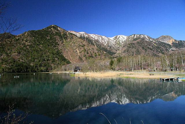 春の湯の湖